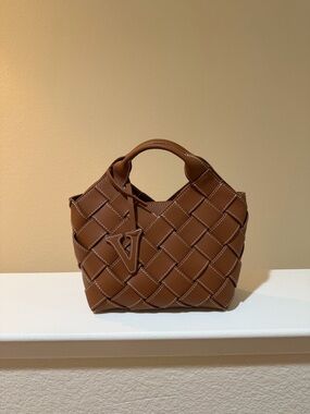 Verafied - CARAMEL BASKET BAG